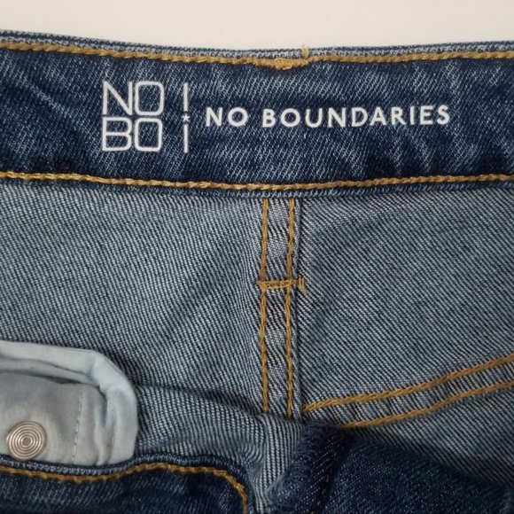 NO BOUNDARIES Distressed Jeans - Picture 4 of 9